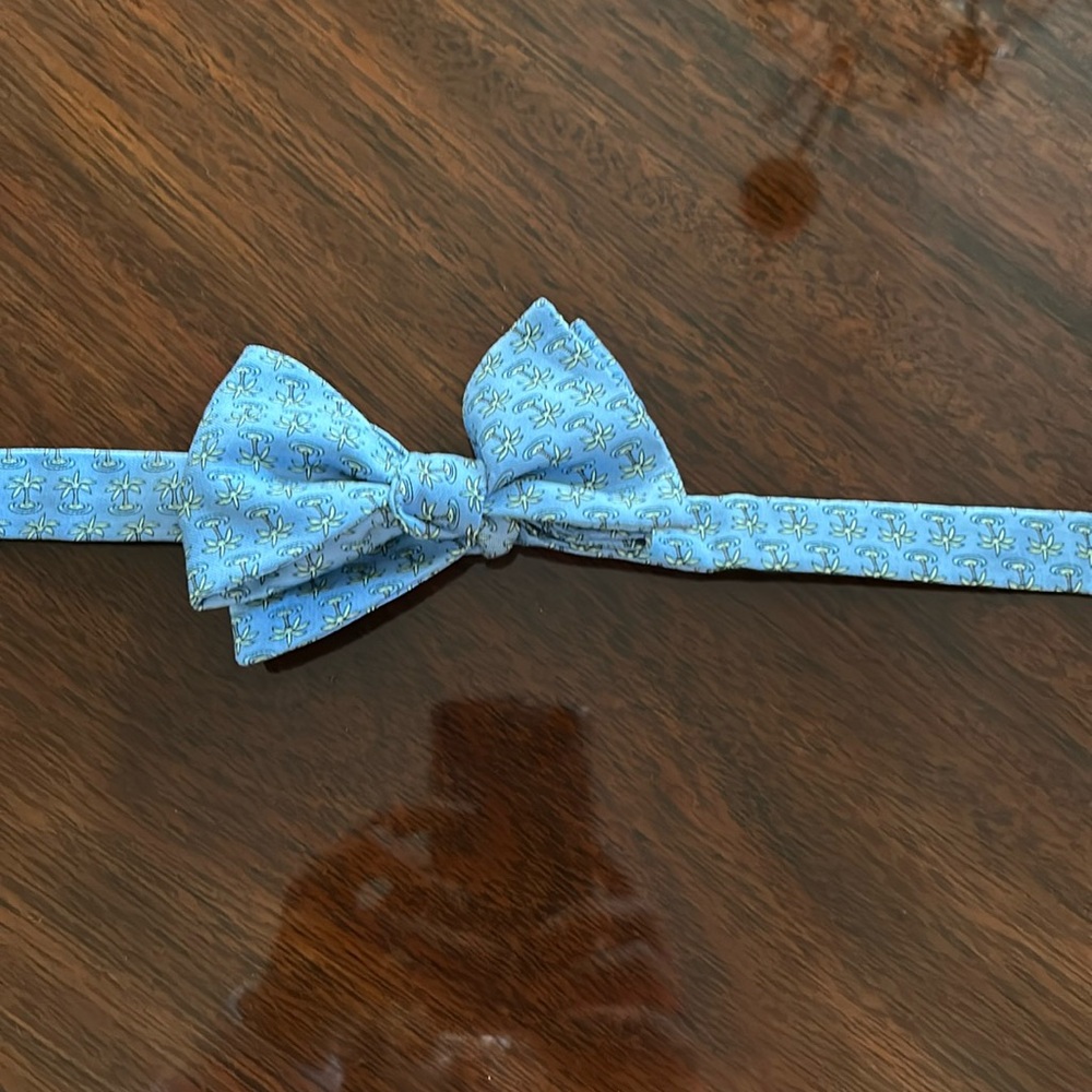 Vineyard vines boys bow tie. Adjustable size